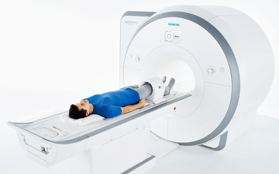 写真: 磁気共鳴診断装置